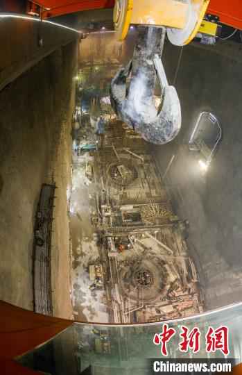 周菂的操作间 张卉 摄 95后“空姐”大山深处开桥机