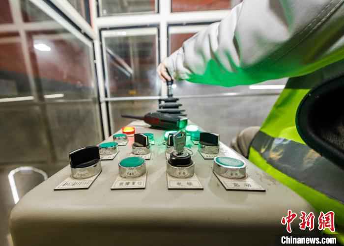 周菂在操作桥机 张卉 摄 95后“空姐”大山深处开桥机