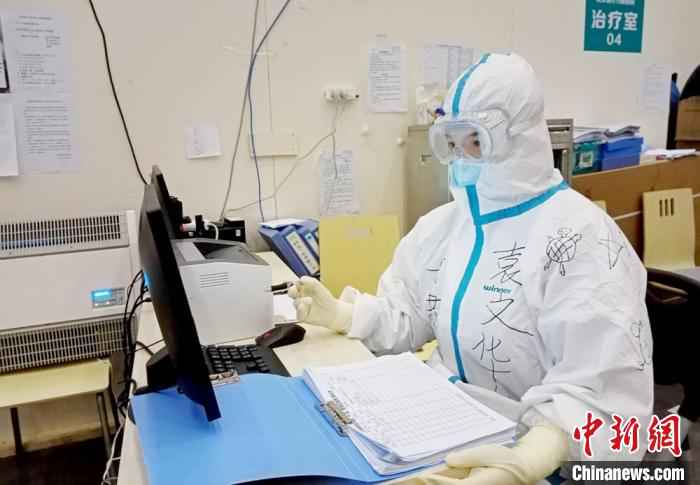 在武汉期间,她每天都穿梭在容纳1000多名确诊患者的方舱医院病区,穿着笨重的防护服 受访者供图 摄 甘肃庆阳“熊猫侠”护士:逆行战疫 归来献血守护生命